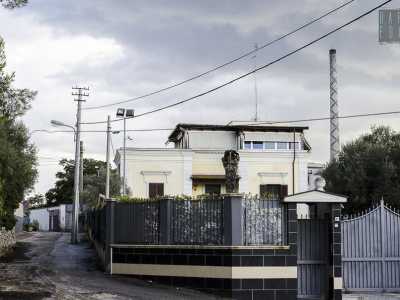 Una villa elegante stride con il circostante paesaggio rurale
